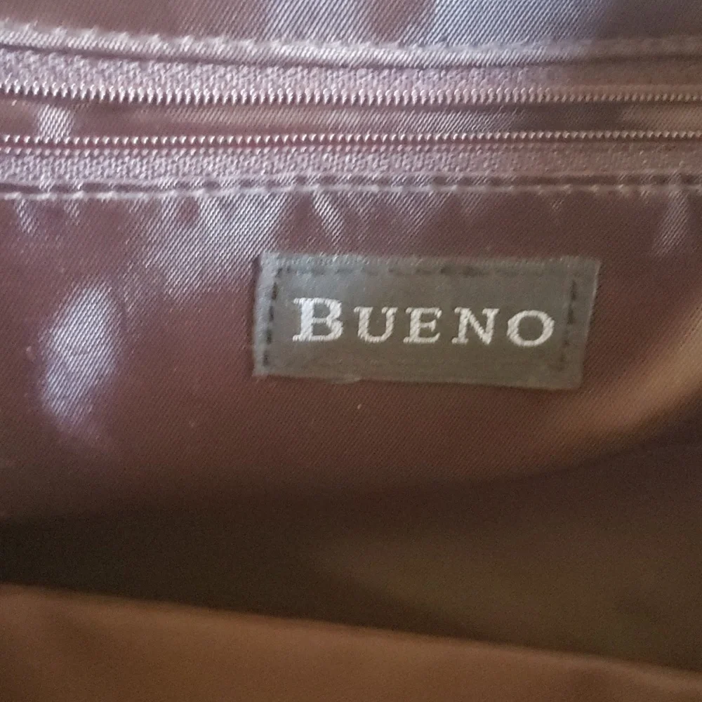 Bueno Travel Bag.